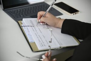 Infographic showing 10 legal steps to register an ecommerce business in the USA in 2025